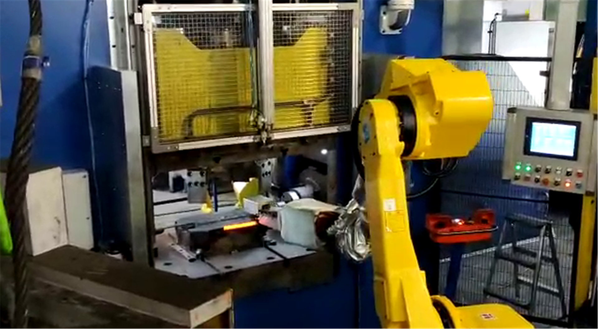 asservimento-stampaggio-a-caldo-2-automazioni-industriali.png